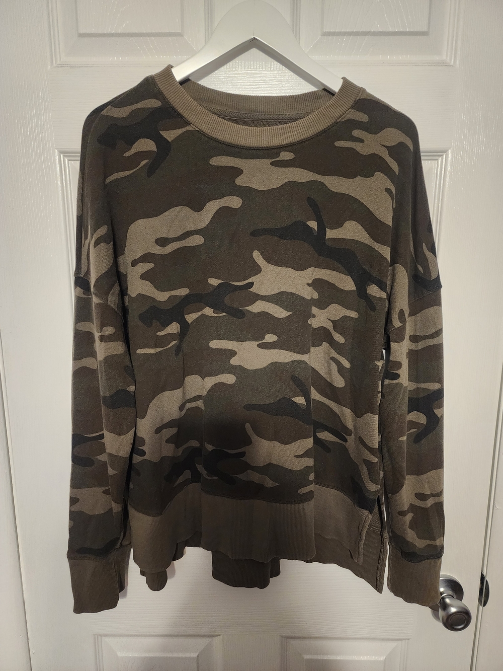 Time and Tru Women's Camo Crewneck Sweatshirt - Olive/Brown